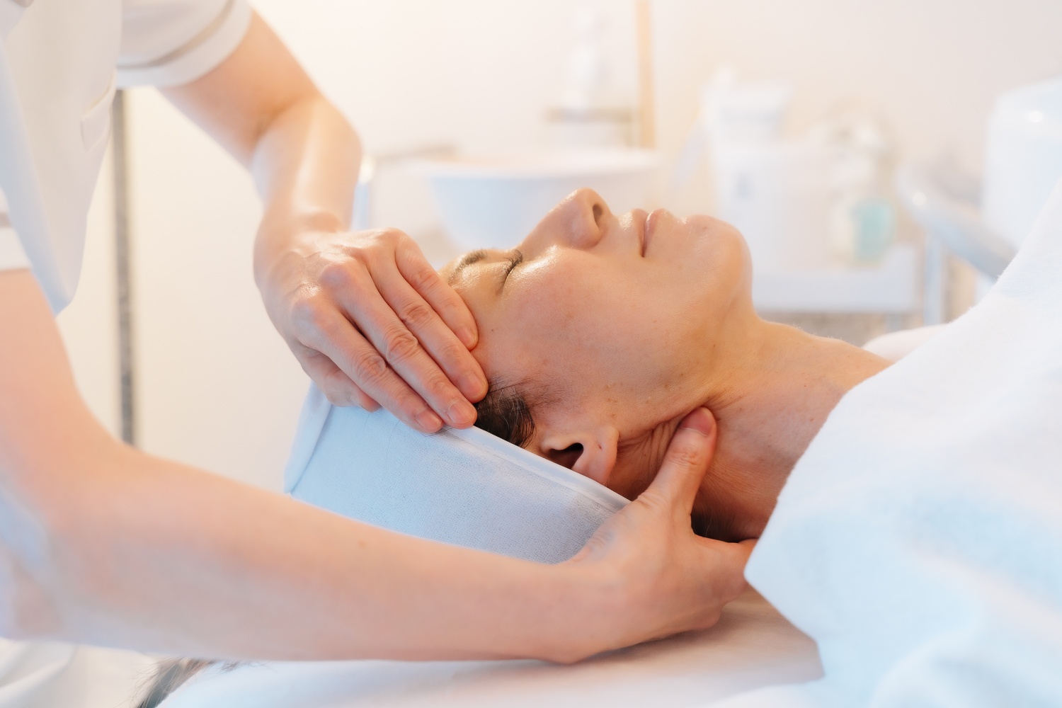 【韓国コルギ】 ツボを刺激して スッキリフェイスラインを♪