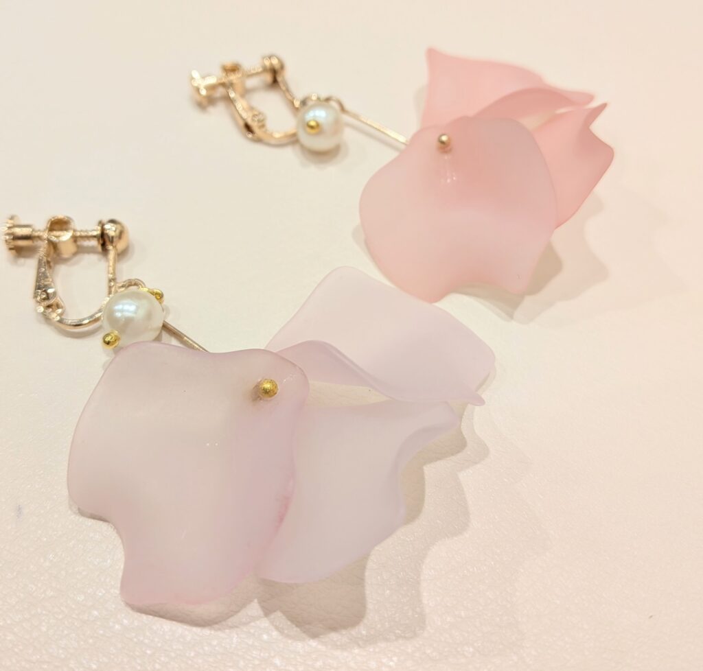 華やかな大ぶりパーツイヤリング